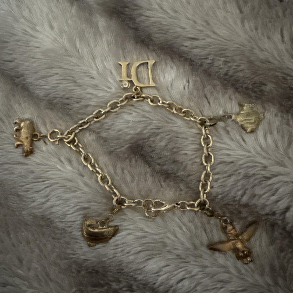 DIAMONDS INTERNATIONAL CHARM BRACLET WITH 5 CHARMS (Fully assembled)